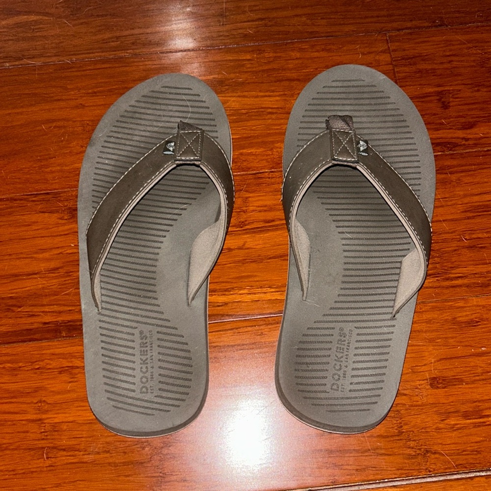 Dockers flip flops 11